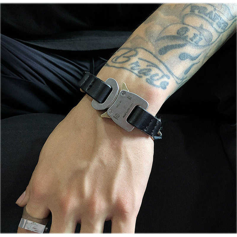 Alyx Bracelet Accessories Men Women High Street Alyx Chain Necklace Metal Button Titanium Steel Fashion Alyx Bracelet Belts Q0717
Alyx Bracelet Accessories Men Women High Street Alyx Chain Necklace Metal Button Titanium Steel Fashion Alyx Bracelet Belts Q0717