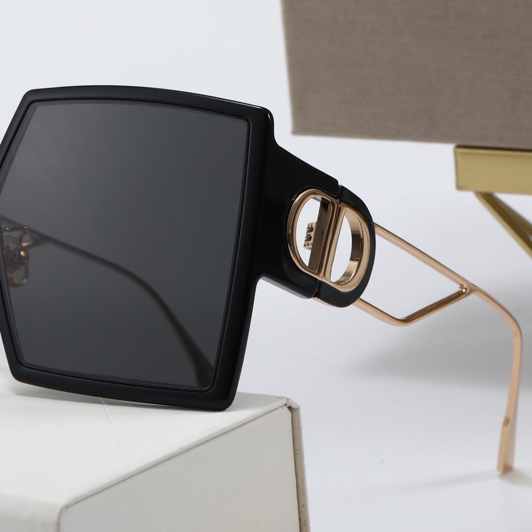 9919 Women Fashion Sunglasses Brand Designer Square Ladies Eyewear Retro Sun glasses Classic Pilot Sunglasses men High Quality with box case
9919 Women Fashion Sunglasses Brand Designer Square Ladies Eyewear Retro Sun glasses Classic Pilot Sunglasses men High Quality with box case