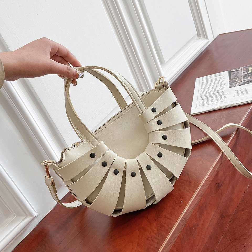 Designer Luxury Women's Tote Bags 2021 Summer Lady Beach Shoulder Messenger Simple Bag Female Straw Semicircle Handbags C0602, Green
Designer Luxury Women's Tote Bags 2021 Summer Lady Beach Shoulder Messenger Simple Bag Female Straw Semicircle Handbags C0602, Green