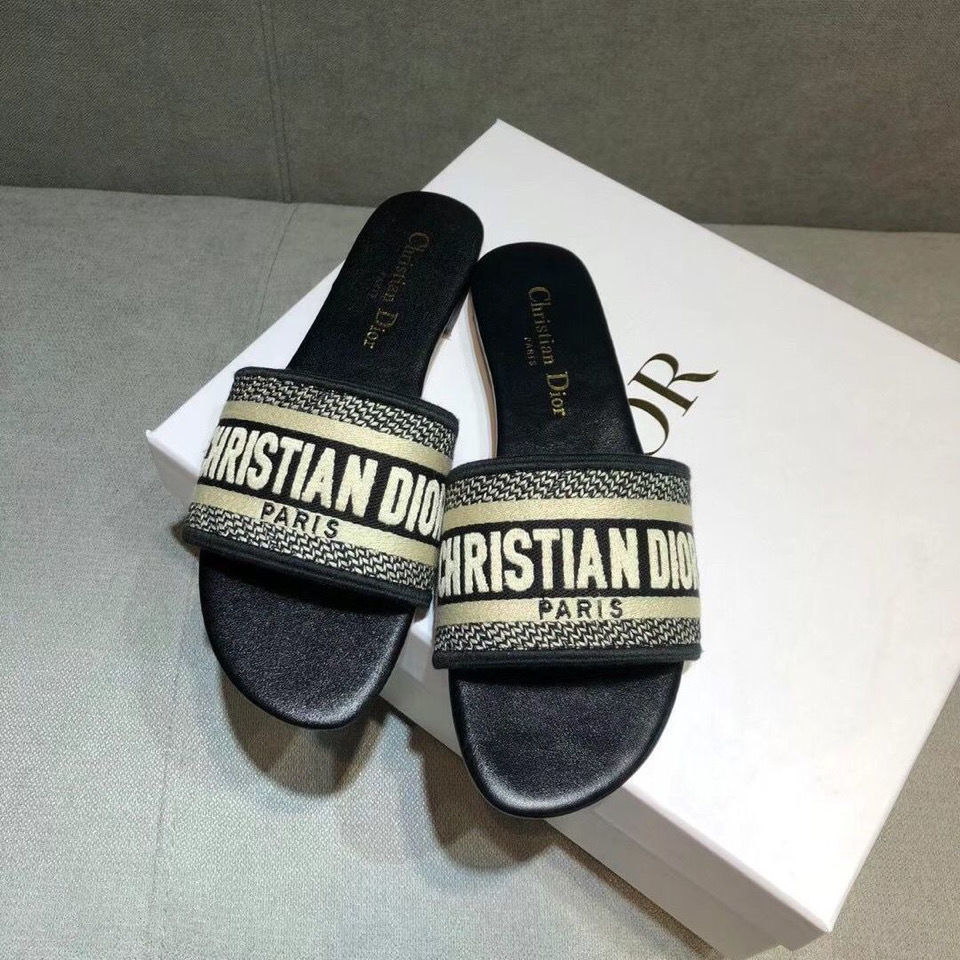 2021 summer new home D embroidered letter slipper cover foot cool printing candy color DIO shoes, Black
2021 summer new home D embroidered letter slipper cover foot cool printing candy color DIO shoes, Black