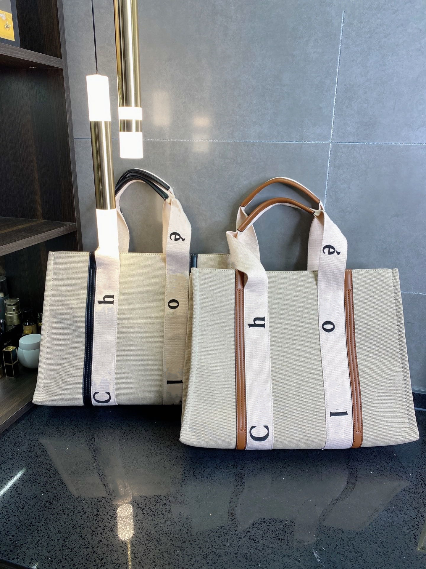 2022 Women Luxury Designers Tote Bags Canvas Large capacity handbag female wild commuter presbyopia big shopping bag embroidery fashion lady Beach Bags, Size: 42 × 32cm
2022 Women Luxury Designers Tote Bags Canvas Large capacity handbag female wild commuter presbyopia big shopping bag embroidery fashion lady Beach Bags, Size: 42 × 32cm