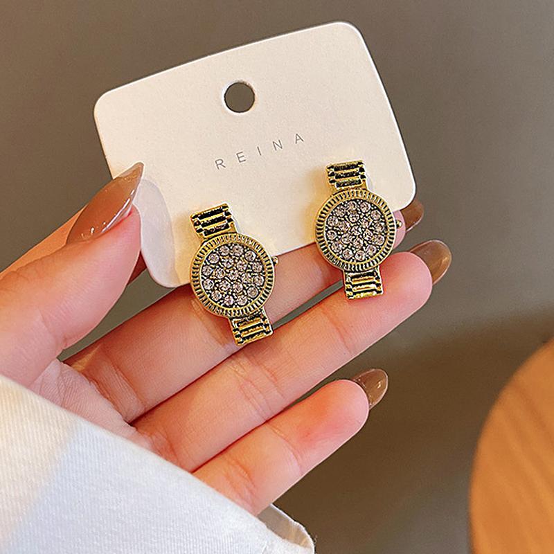 Stud S925 Silver Needle Creative Rhinestone Zircon Gold Watch Luxury Dainty Earring Studs Women Fashion Ear Pendant Accessories
Stud S925 Silver Needle Creative Rhinestone Zircon Gold Watch Luxury Dainty Earring Studs Women Fashion Ear Pendant Accessories