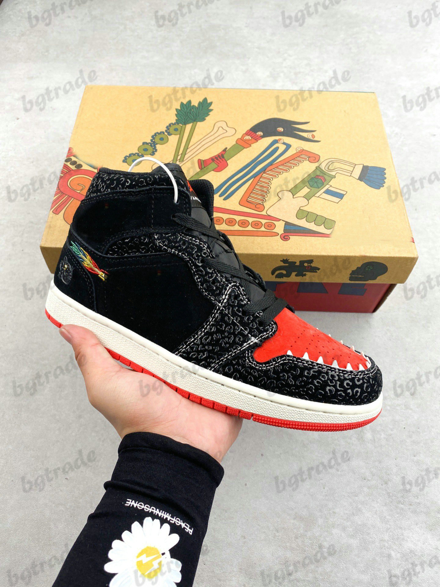 1 Mid SiEMPRE Familia Mexico Drawing Basketball Shoes Day of the Dead Casual Trainers Sneakers Black and red suede with spirit related graphic embroidery prominent
1 Mid SiEMPRE Familia Mexico Drawing Basketball Shoes Day of the Dead Casual Trainers Sneakers Black and red suede with spirit related graphic embroidery prominent