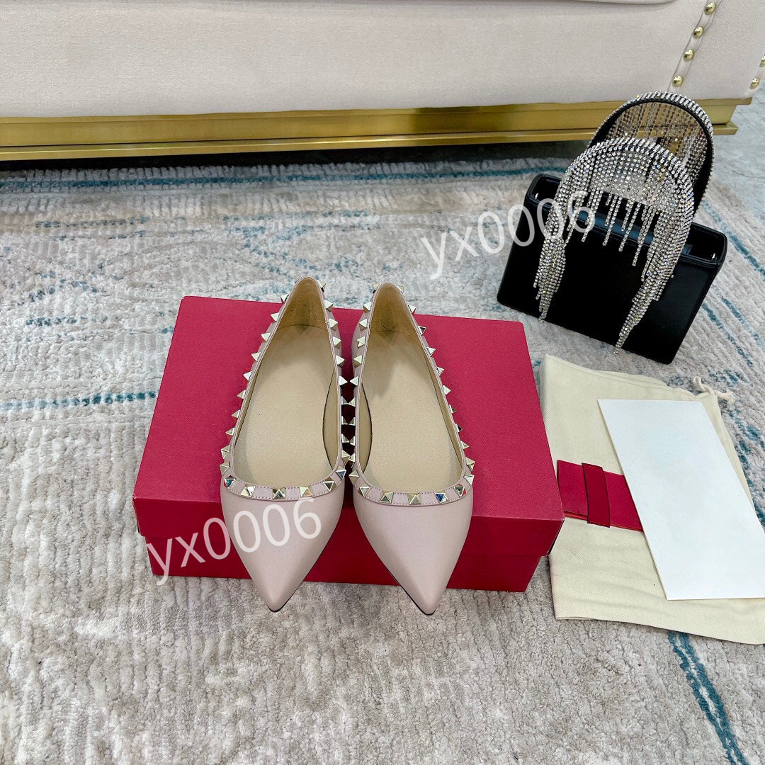 Famous Designer Brands Spikes 35-42 Sneakers High Top Red Bottom Shoes Luxury Man Rivets Skateboard Casual Walking Shoes Party Wedding yh211213, Choose the color
Famous Designer Brands Spikes 35-42 Sneakers High Top Red Bottom Shoes Luxury Man Rivets Skateboard Casual Walking Shoes Party Wedding yh211213, Choose the color