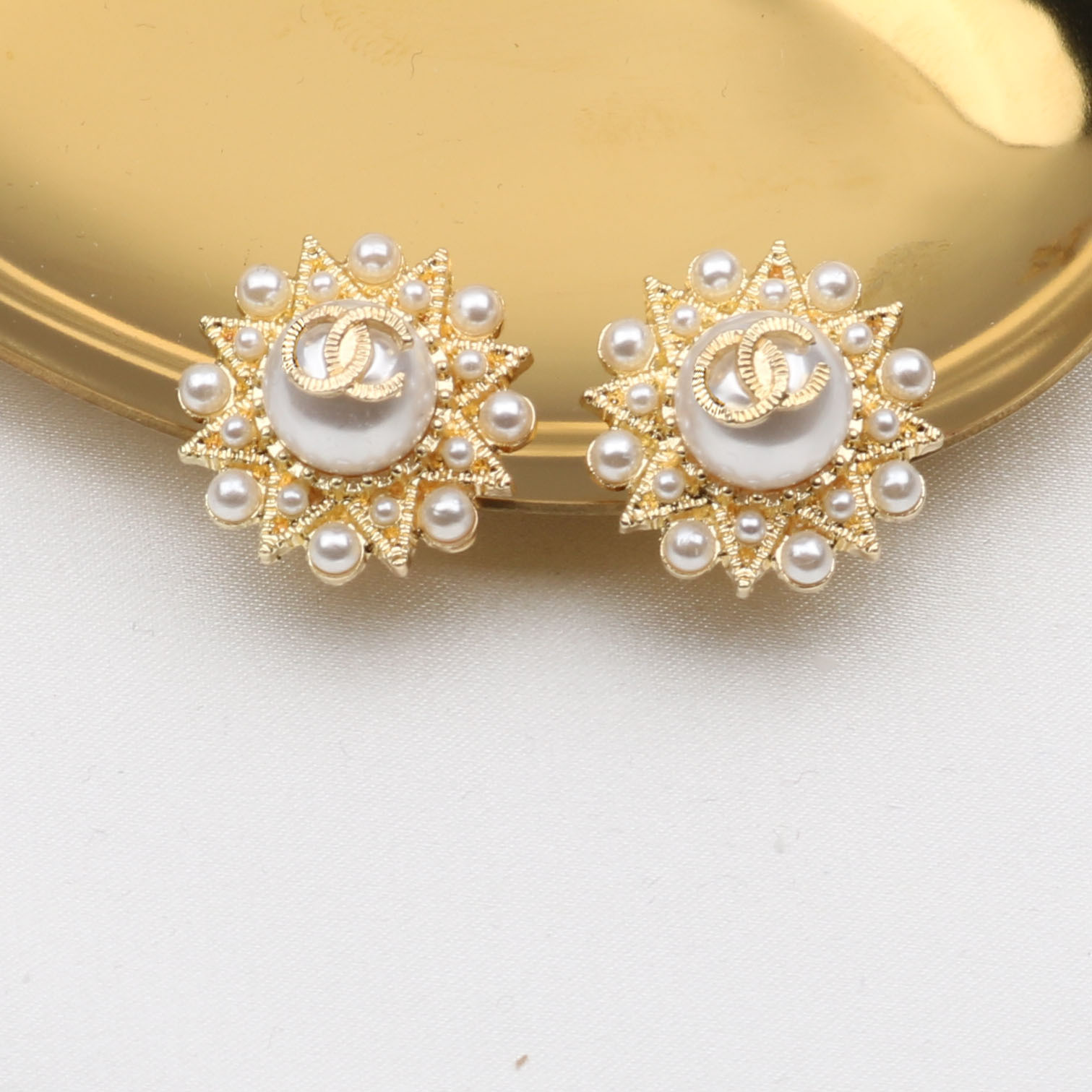 Summer Simple 18K Gold Plated 925 Silver Luxury Brand Designers Letters Stud Geometric Famous Women Round Crystal Rhinestone Pearl Earring Wedding Party Jewerlry
Summer Simple 18K Gold Plated 925 Silver Luxury Brand Designers Letters Stud Geometric Famous Women Round Crystal Rhinestone Pearl Earring Wedding Party Jewerlry
