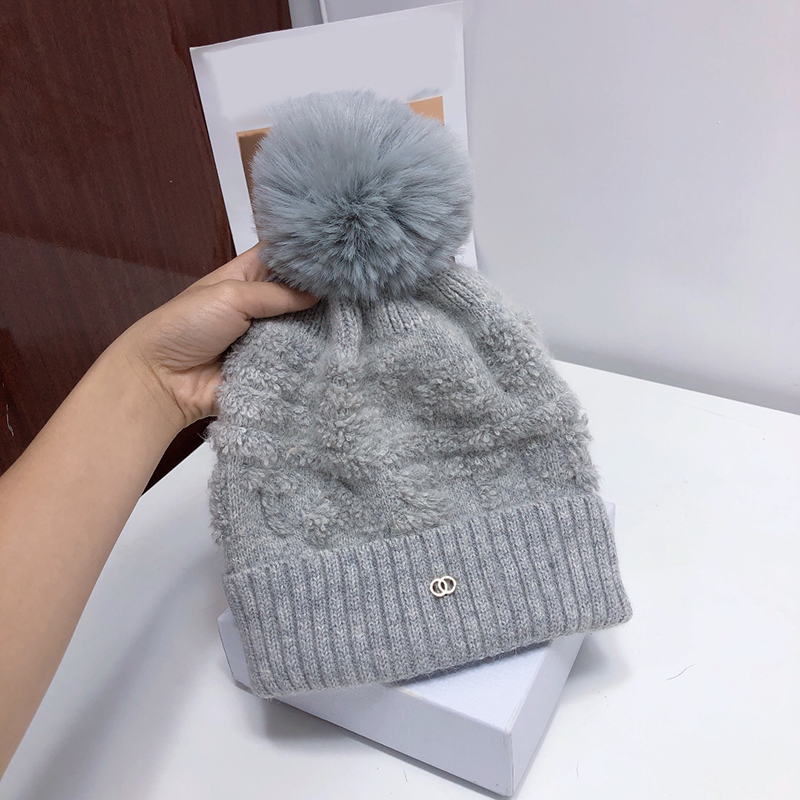 Fashion Knitted Hat Men Women Winter Cap Luxurys Designers Hats Leisure Sports Caps Thickened Wool Beanie Couple Solid Color High Quality, Box
Fashion Knitted Hat Men Women Winter Cap Luxurys Designers Hats Leisure Sports Caps Thickened Wool Beanie Couple Solid Color High Quality, Box