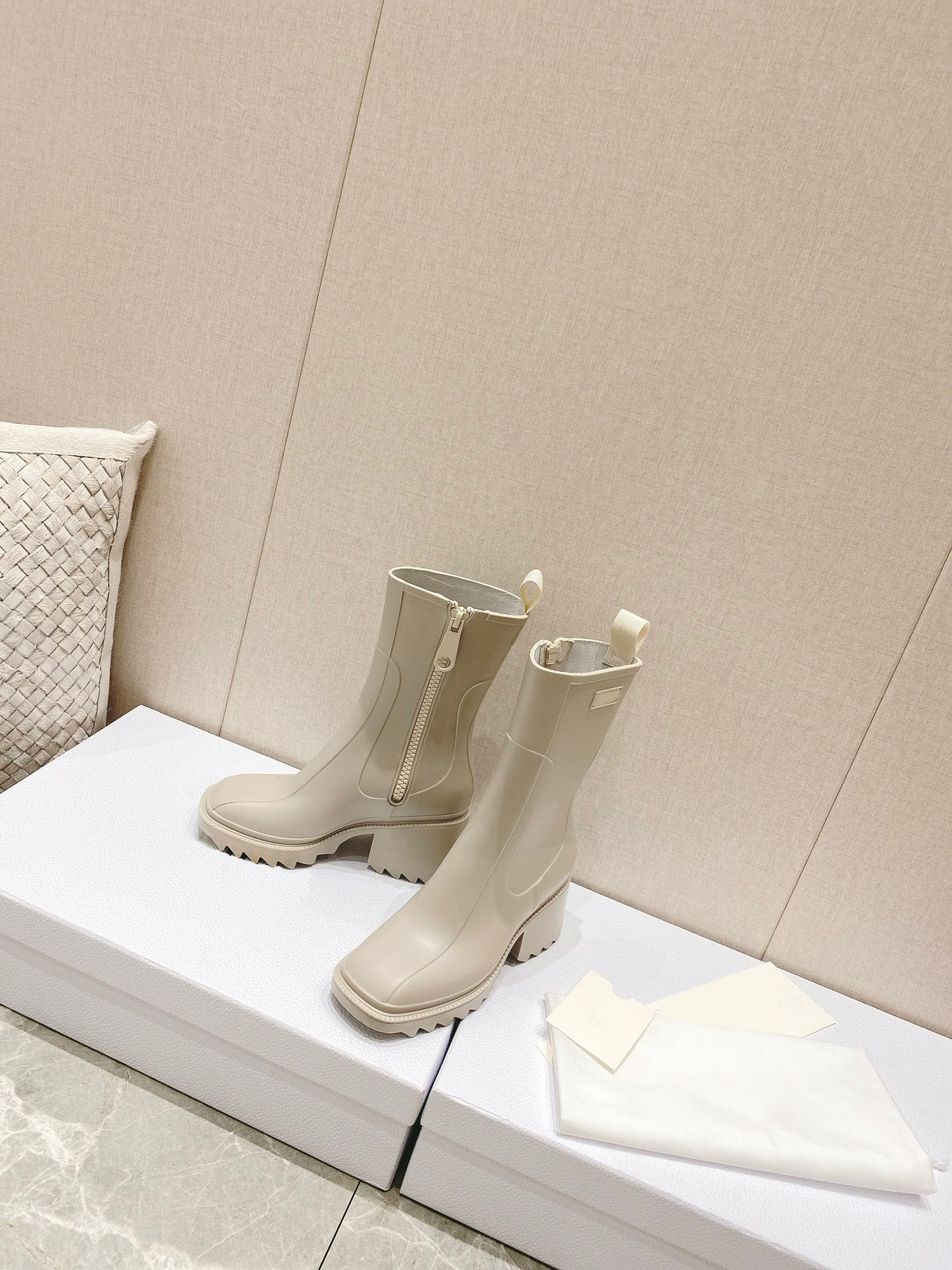 2021 fashionable women's thick heel boots are made of PVC material, with strong resilience, zipper opening gear outsole and more sense design