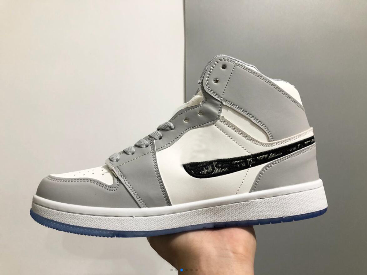 Authentic 1 High OG Outdoor Shoes Men Women 1S Wolf Grey Sail Photon Dust White With Original Bag CN8607-002, Bubble wrap
Authentic 1 High OG Outdoor Shoes Men Women 1S Wolf Grey Sail Photon Dust White With Original Bag CN8607-002, Bubble wrap