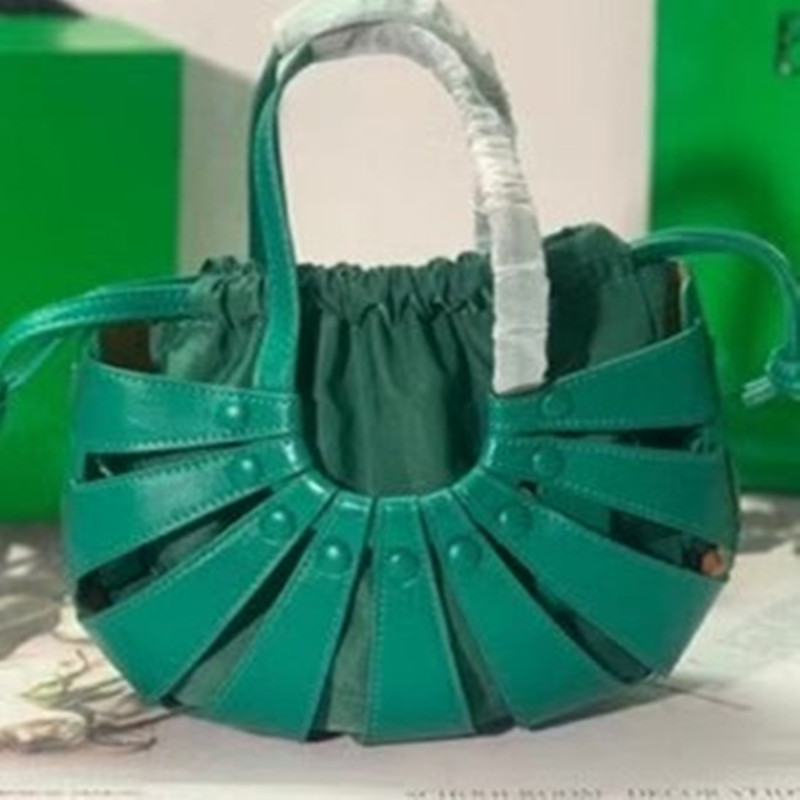 Patchwork Plain luxury leather Shoulder Bags armpit Fashion Bag elegant versatile large capacity handbag Designer exclusive handbags, Make up the difference
Patchwork Plain luxury leather Shoulder Bags armpit Fashion Bag elegant versatile large capacity handbag Designer exclusive handbags, Make up the difference