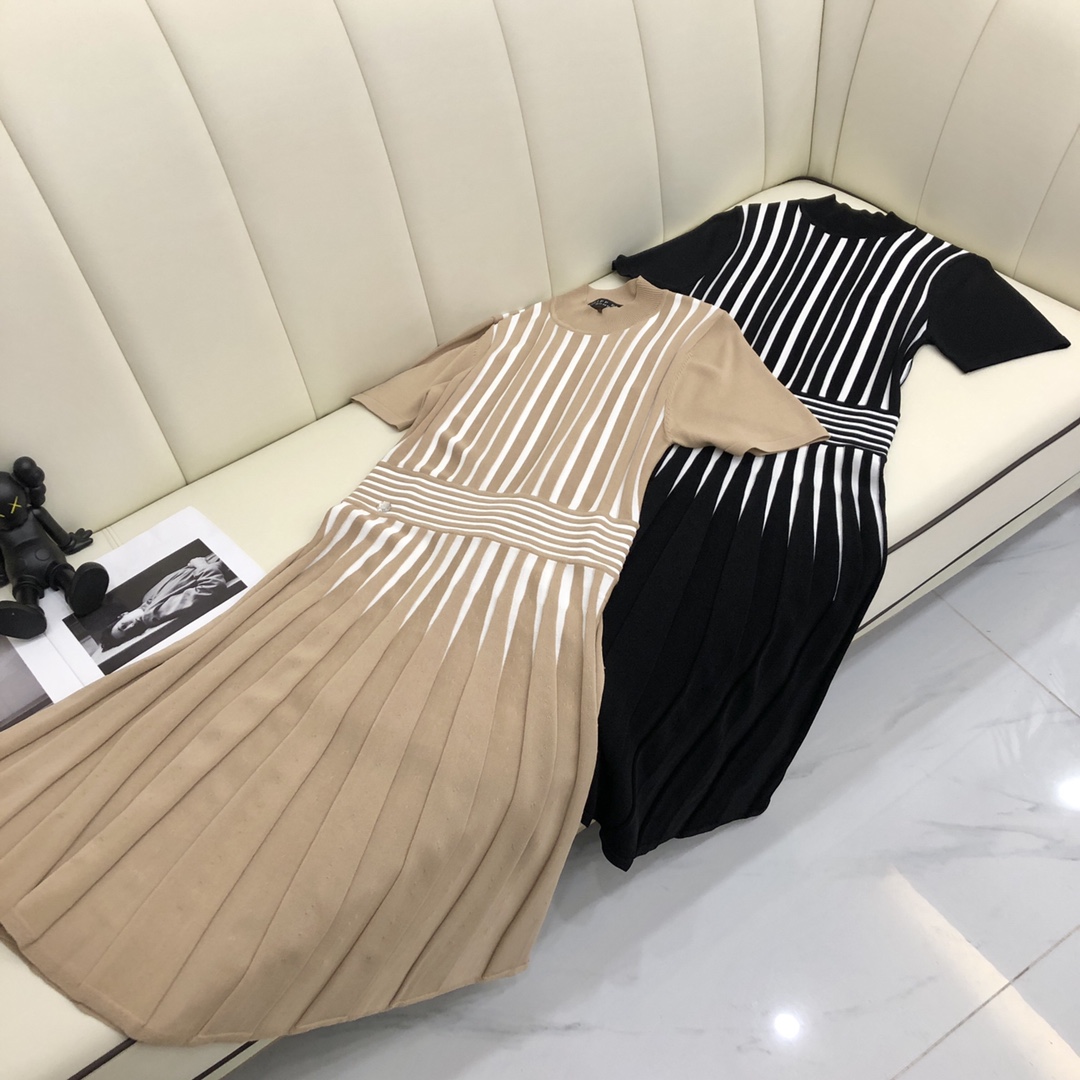 2021 FW Black/khaki Knitting Dress Designer Striped Long Women Dresses Milan Runway Short Sleeves Long Vestidos De Festa 81112
2021 FW Black/khaki Knitting Dress Designer Striped Long Women Dresses Milan Runway Short Sleeves Long Vestidos De Festa 81112