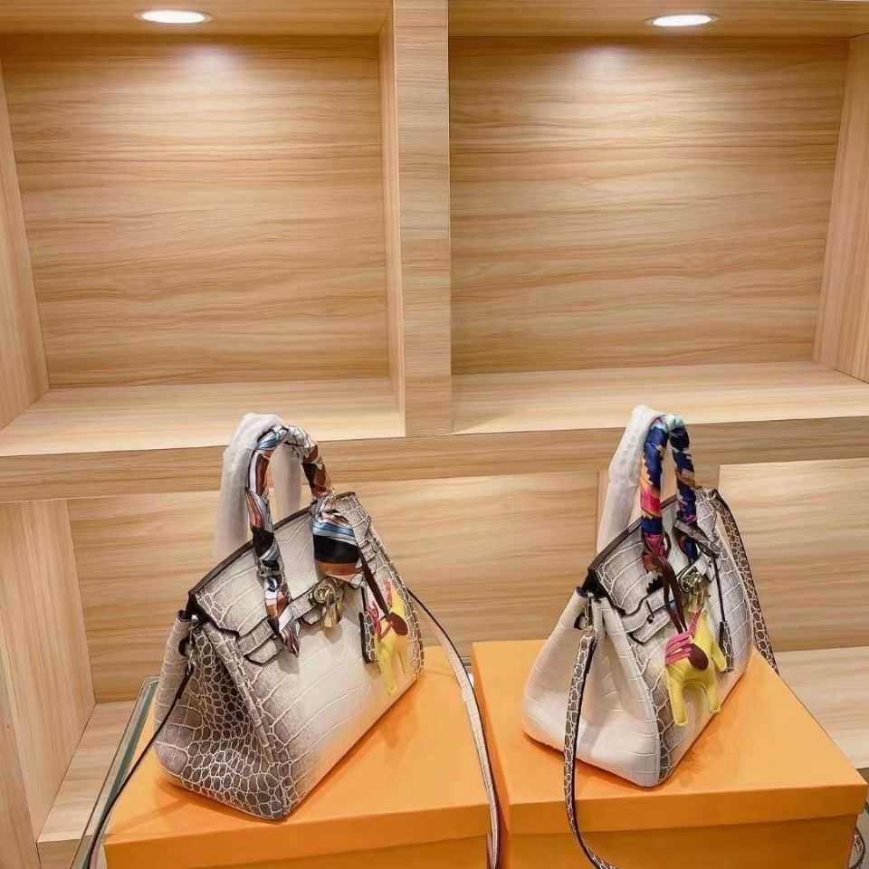 Luxurys Designer Handbags Herme 2021 Women Trendy Brand Crocodile Himalayan Platinum Bag Women's Large Capacity One Shoulder Messenger
Luxurys Designer Handbags Herme 2021 Women Trendy Brand Crocodile Himalayan Platinum Bag Women's Large Capacity One Shoulder Messenger