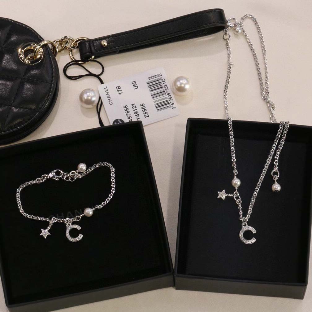2021 Top quality pendant necklace with sparkly diamond bracelet pearl beads for women wedding jewelry gift have box stamp PS3686
2021 Top quality pendant necklace with sparkly diamond bracelet pearl beads for women wedding jewelry gift have box stamp PS3686