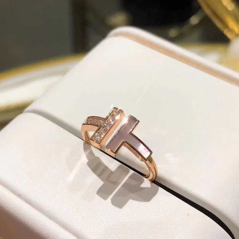 S92518K double t ring t with diamond-encrusted white Fritillaria ins couple ring Luxurys Designers jewelry
S92518K double t ring t with diamond-encrusted white Fritillaria ins couple ring Luxurys Designers jewelry