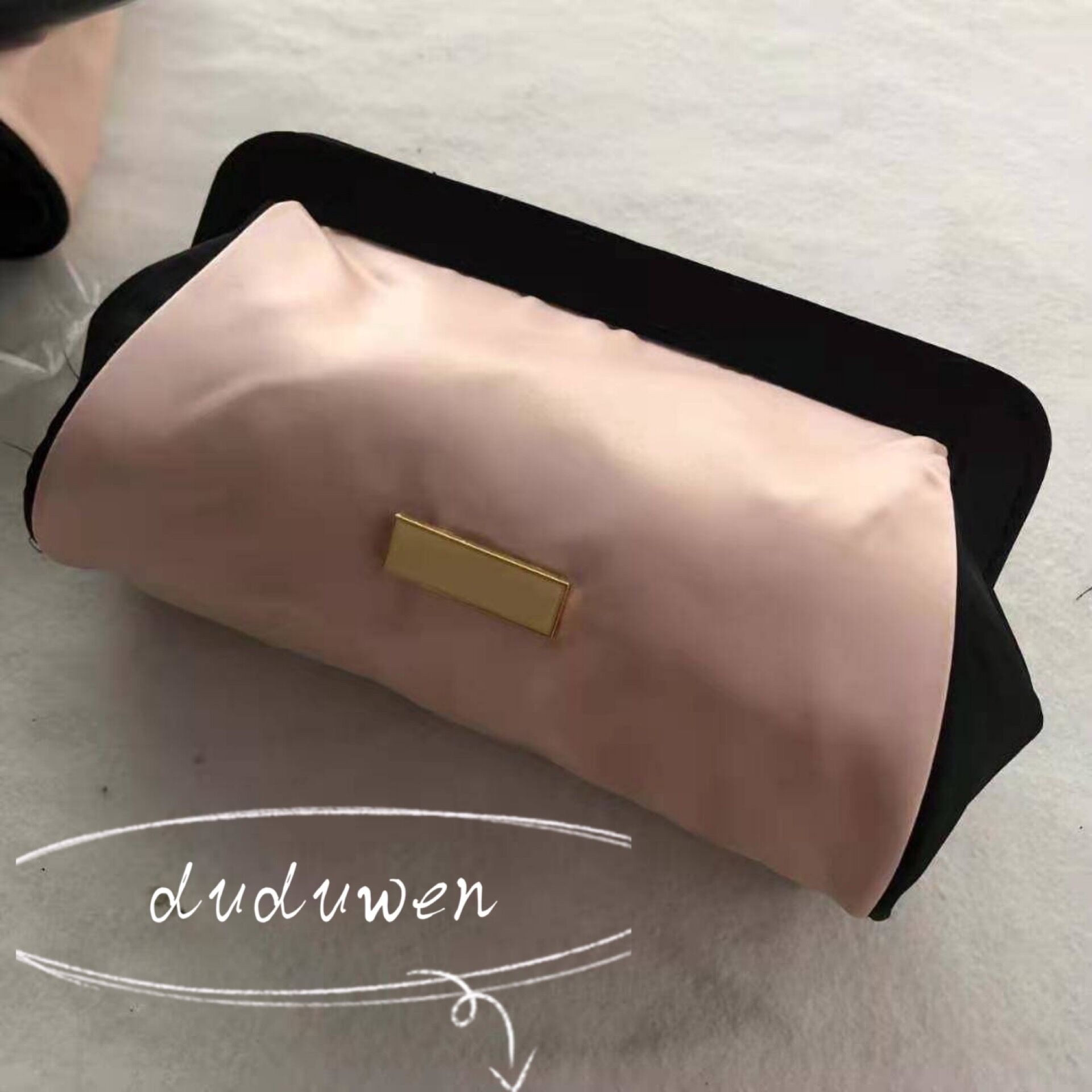 23x14x8 classic P buckle soft pink makeup storage bag fashion silk cosmetic magetic snap seal Pr collection item
23x14x8 classic P buckle soft pink makeup storage bag fashion silk cosmetic magetic snap seal Pr collection item