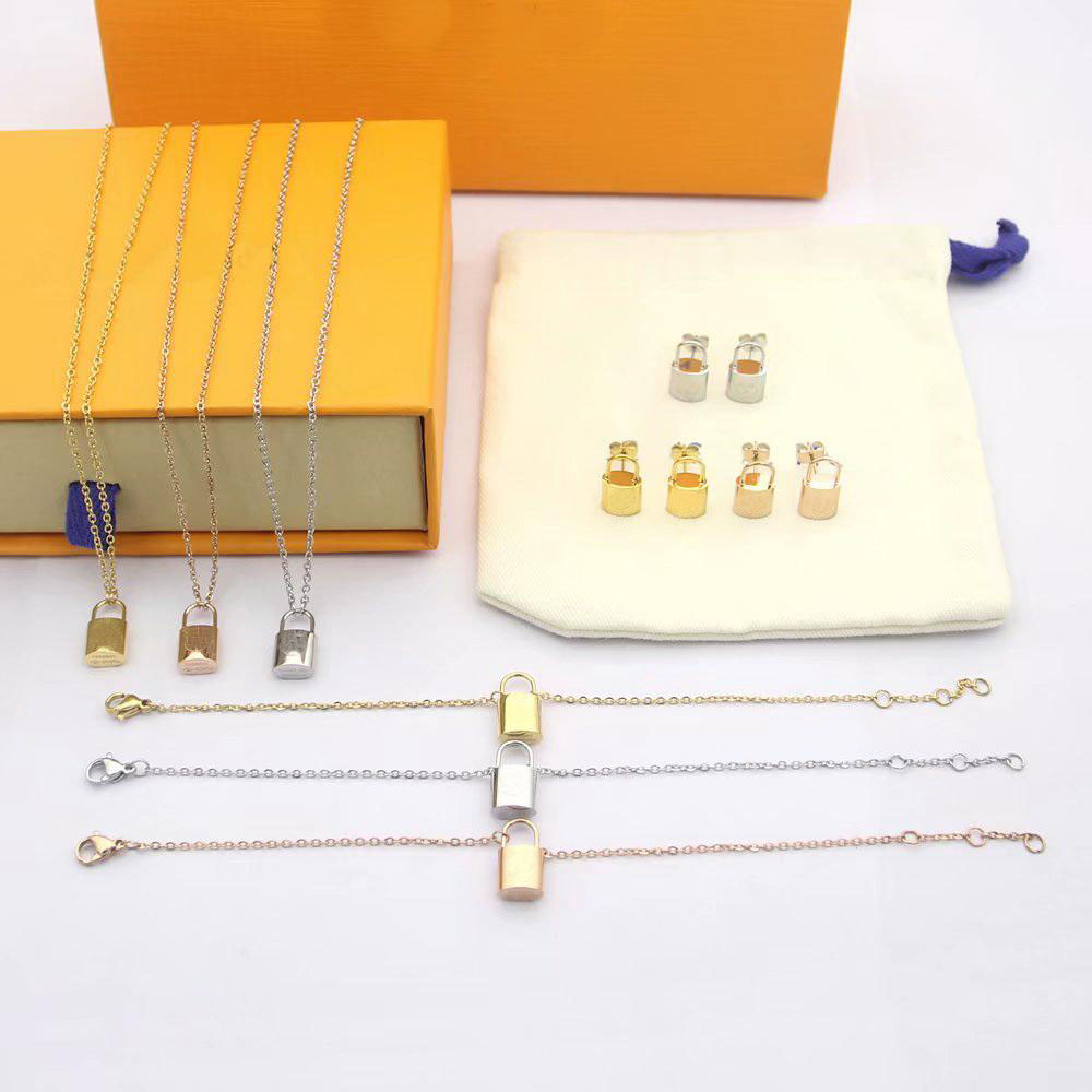Jewelry Sets Bracelets Earrings Necklaces Europe America Fashion Style Lady Women Titanium Steel Engraved V Initials Lock Charm Necklace Bracelet Stud Earring Set, No original box
Jewelry Sets Bracelets Earrings Necklaces Europe America Fashion Style Lady Women Titanium Steel Engraved V Initials Lock Charm Necklace Bracelet Stud Earring Set, No original box