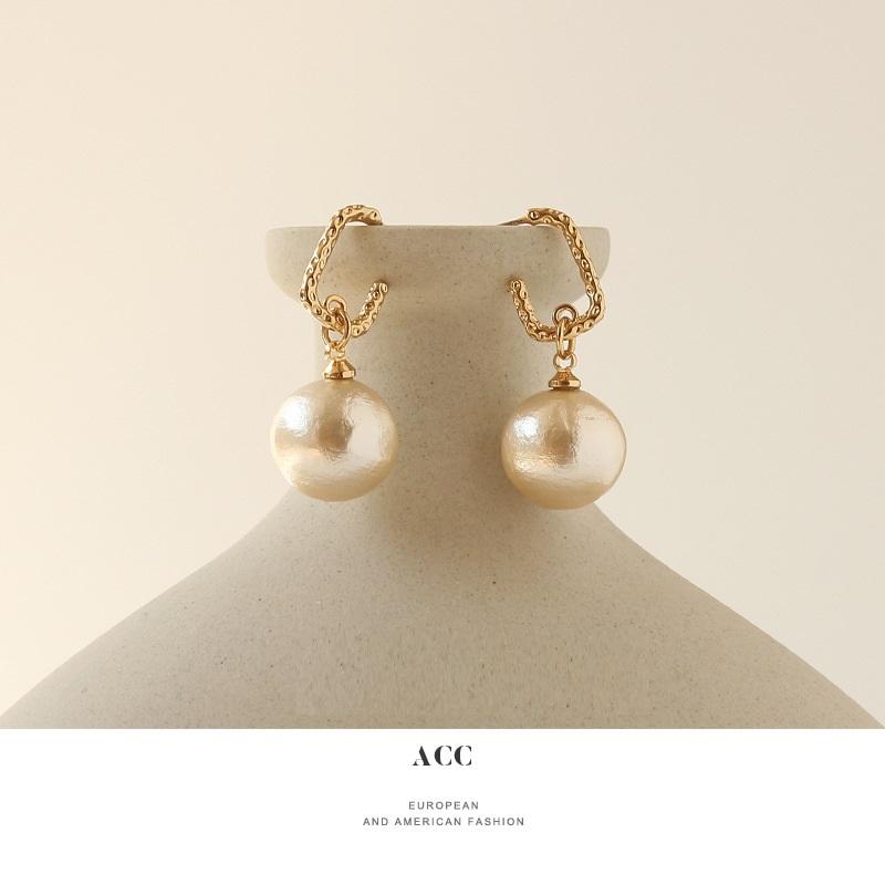 Stud France Retro Elegance Style Earrings Cotton Pearls In 18kt Gold Plated For Women, Golden;silver
Stud France Retro Elegance Style Earrings Cotton Pearls In 18kt Gold Plated For Women, Golden;silver