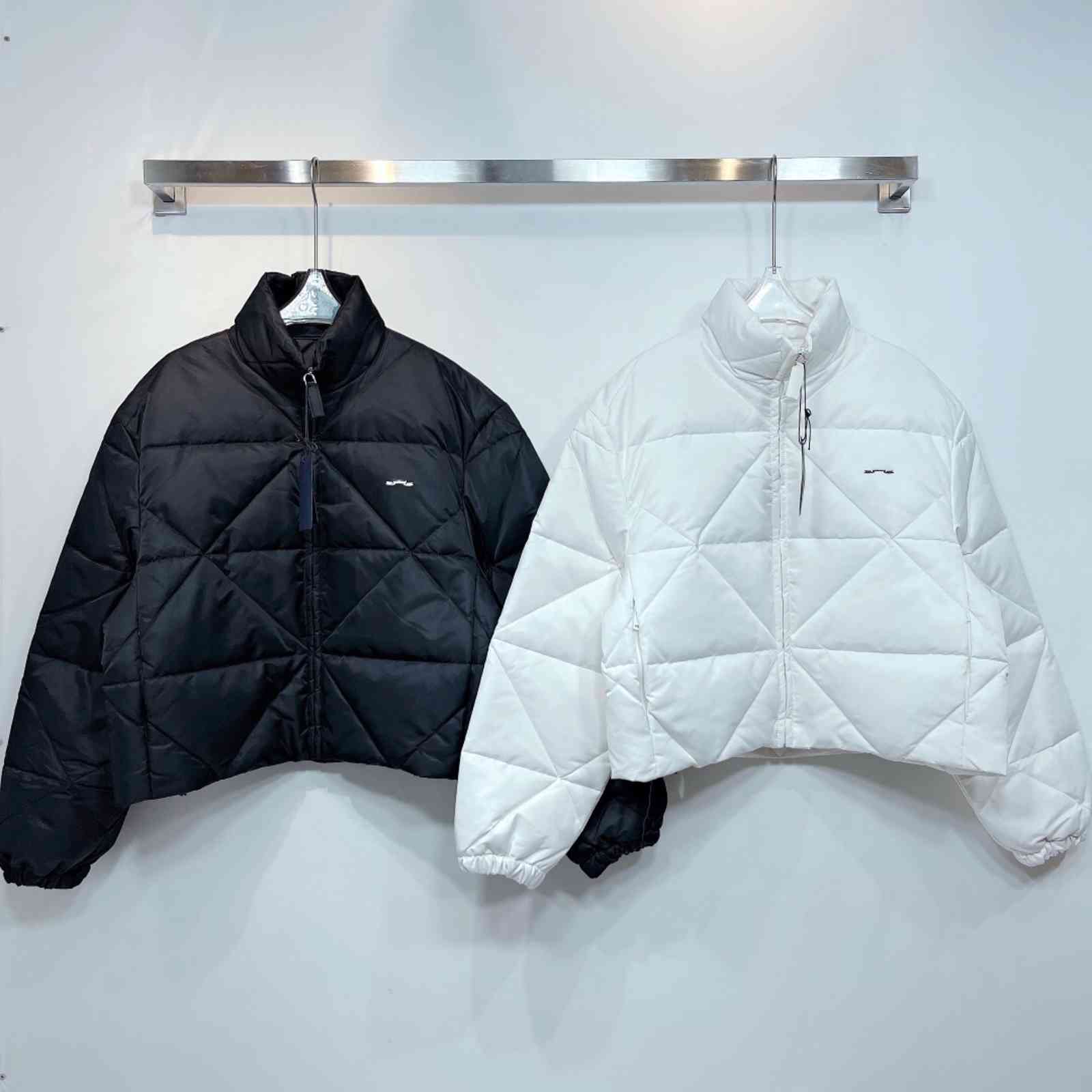 Designers PRAD Luxury France Mens down jacket Re Nylon Triangle mark women Parkas Paris Panel Casual coats Bomber SGB803, Contact customer service
Designers PRAD Luxury France Mens down jacket Re Nylon Triangle mark women Parkas Paris Panel Casual coats Bomber SGB803, Contact customer service