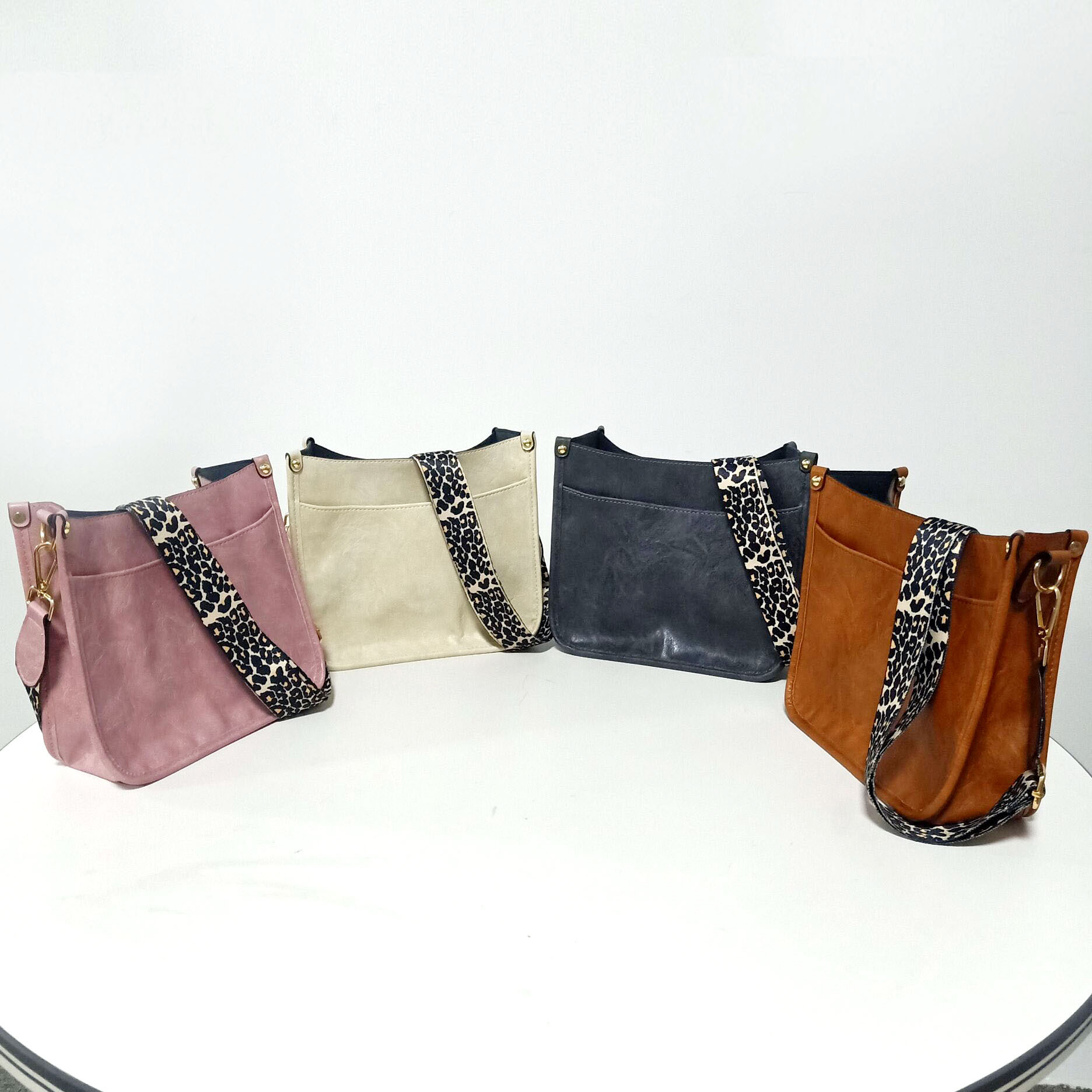 HBP 2021 European and American popular PU solid color messenger bag Leopard shoulder strap fashion handbag
HBP 2021 European and American popular PU solid color messenger bag Leopard shoulder strap fashion handbag