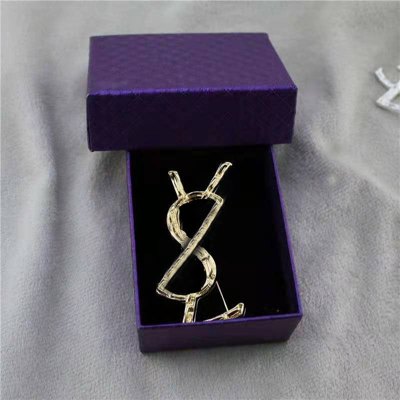 Design letter women luxury brooch suit lapel pin fashion high quality Epacket accessories + box, Gray
Design letter women luxury brooch suit lapel pin fashion high quality Epacket accessories + box, Gray
