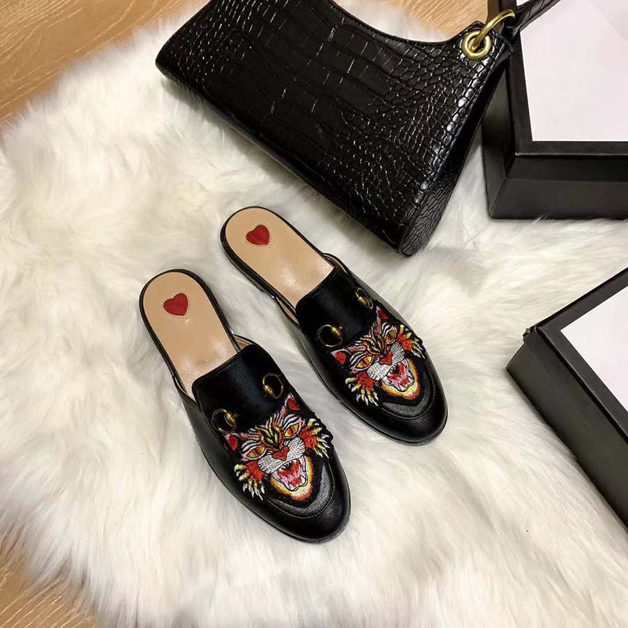 Paris Women Slippers Summer Girls Beach Slides Top Quality Flip Flops Loafers Sexy Best Embroidered Slippers Large With Box shoe008 1713-3
Paris Women Slippers Summer Girls Beach Slides Top Quality Flip Flops Loafers Sexy Best Embroidered Slippers Large With Box shoe008 1713-3