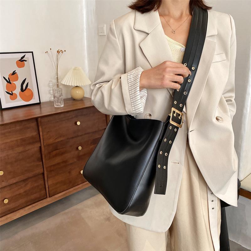 High Quality Autumn And Winter Large Capacity Bag 2021 Fashion Ladies Retro Leisure Bucket Messenger Cross Body, Black
High Quality Autumn And Winter Large Capacity Bag 2021 Fashion Ladies Retro Leisure Bucket Messenger Cross Body, Black