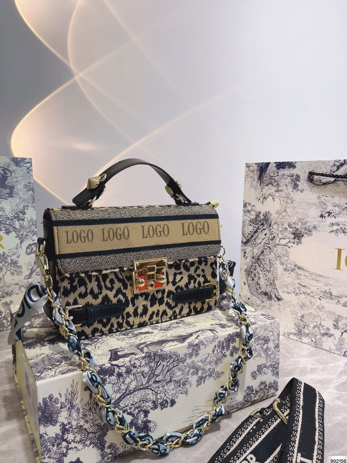 Luxury designer leopard print shoulder bag brand new high-end quality 21.5*14
Luxury designer leopard print shoulder bag brand new high-end quality 21.5*14