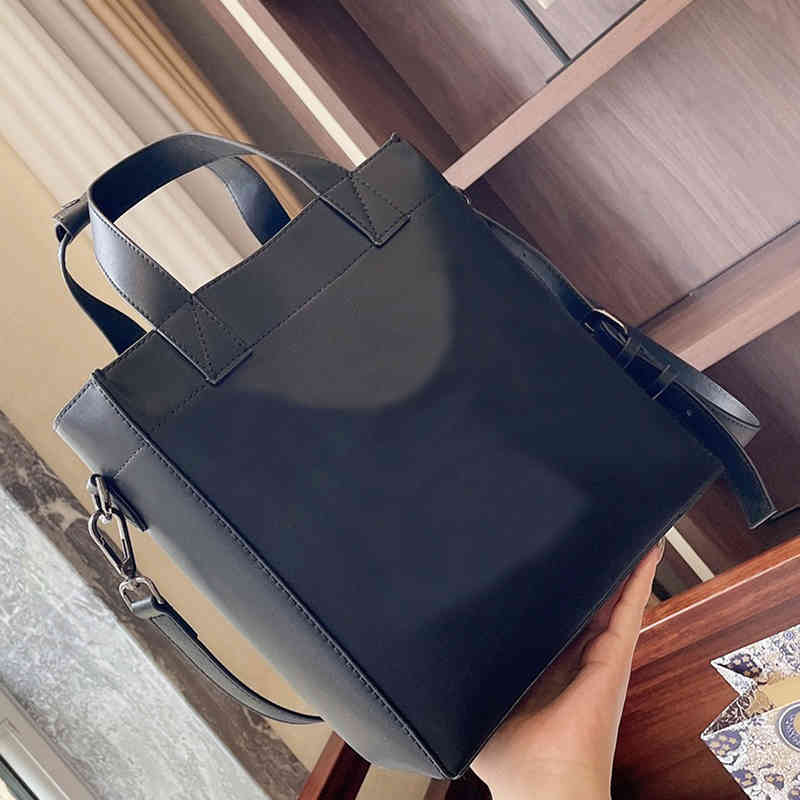 Evening Bags Designer Tote Bag Shoulder Crossbody Handbags Cross body Handbag Luxury Men and women alike High-quality Genuine leather size 23 X3L8, 1# packing bag
Evening Bags Designer Tote Bag Shoulder Crossbody Handbags Cross body Handbag Luxury Men and women alike High-quality Genuine leather size 23 X3L8, 1# packing bag