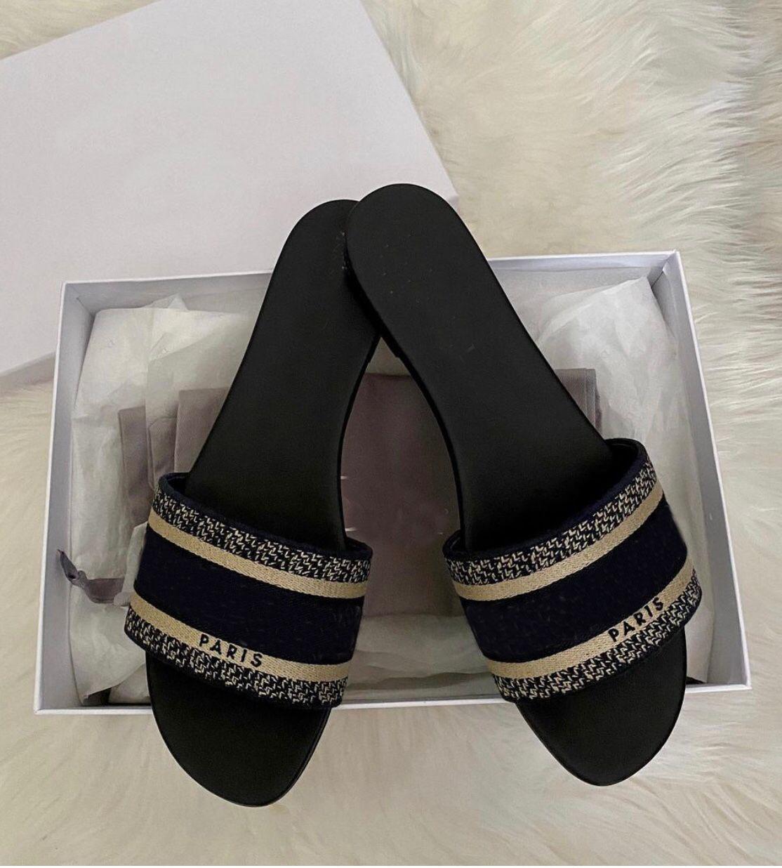 Dress Shoes Top Designer Women's Rock Studs Slipper Sandals Chunky Heels Lady Girls Casual Walking Nice Beach Slides Sandalias EU35-43
Dress Shoes Top Designer Women's Rock Studs Slipper Sandals Chunky Heels Lady Girls Casual Walking Nice Beach Slides Sandalias EU35-43