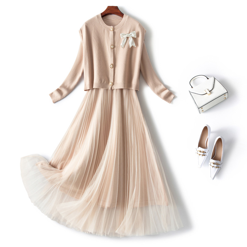 2021 Autumn Winter Long Sleeve V Neck Beige Solid Color Knitted Panelled Pleated Mid-Calf Dress With Ribbon Bow Vest Elegant Casual Dresses 21N0183481
2021 Autumn Winter Long Sleeve V Neck Beige Solid Color Knitted Panelled Pleated Mid-Calf Dress With Ribbon Bow Vest Elegant Casual Dresses 21N0183481