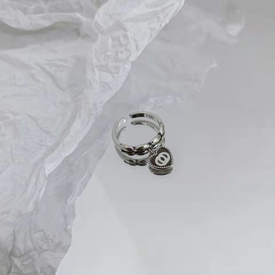 Luxurys fashion designers womens ring lovers rings shiny high quality leisure versatile engagement party gift box good nice 
Luxurys fashion designers womens ring lovers rings shiny high quality leisure versatile engagement party gift box good nice