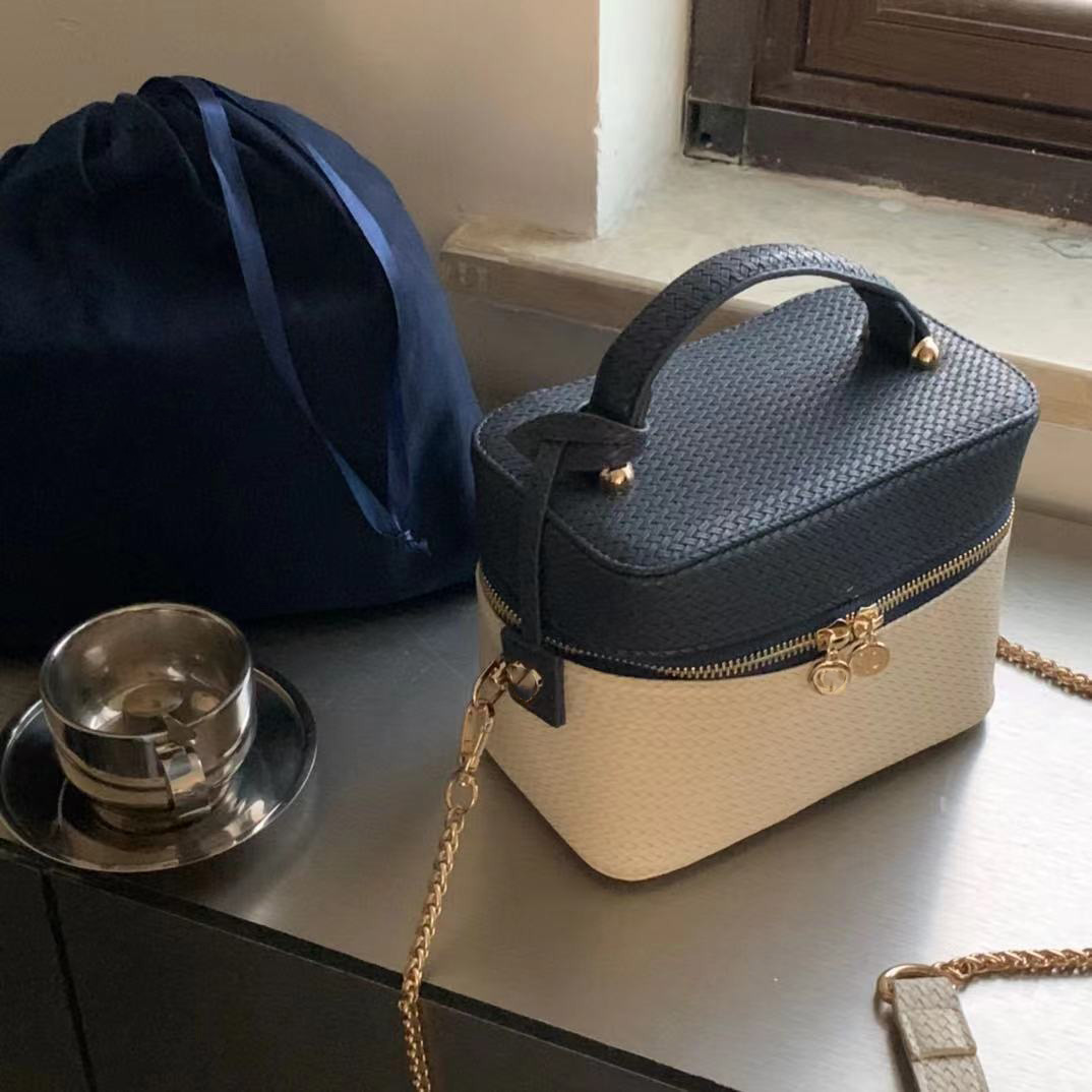 High quality fashion female cosmetic bag large capacity beauty bags 2021 best-selling handbag wholesale discount Woven
High quality fashion female cosmetic bag large capacity beauty bags 2021 best-selling handbag wholesale discount Woven