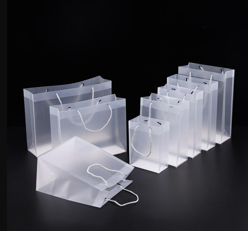 Frosted PVC plastic gift bags with handles waterproof transparent PVC bag clear handbag party favors bag custom logo ju0793
Frosted PVC plastic gift bags with handles waterproof transparent PVC bag clear handbag party favors bag custom logo ju0793