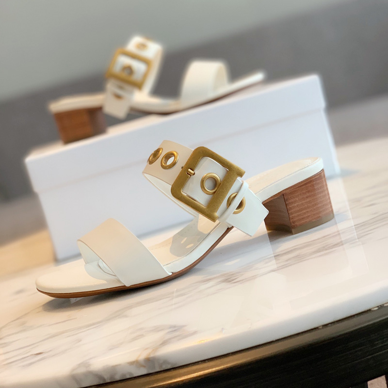 2021 fashion casual women's sandals luxury designer flat bottom summer simple atmosphere drag love style high quality wholesale size 35-42 
2021 fashion casual women's sandals luxury designer flat bottom summer simple atmosphere drag love style high quality wholesale size 35-42