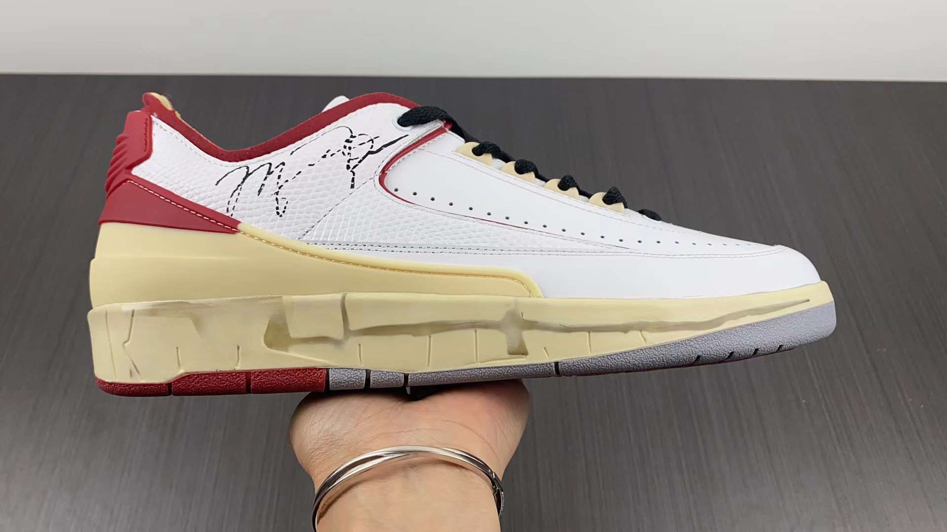 2021 New Men Women With Box 2s Basketball Shoes 2 Low Athletic Shoes High Quality Sports Outdoors Sneakers, As picture
2021 New Men Women With Box 2s Basketball Shoes 2 Low Athletic Shoes High Quality Sports Outdoors Sneakers, As picture