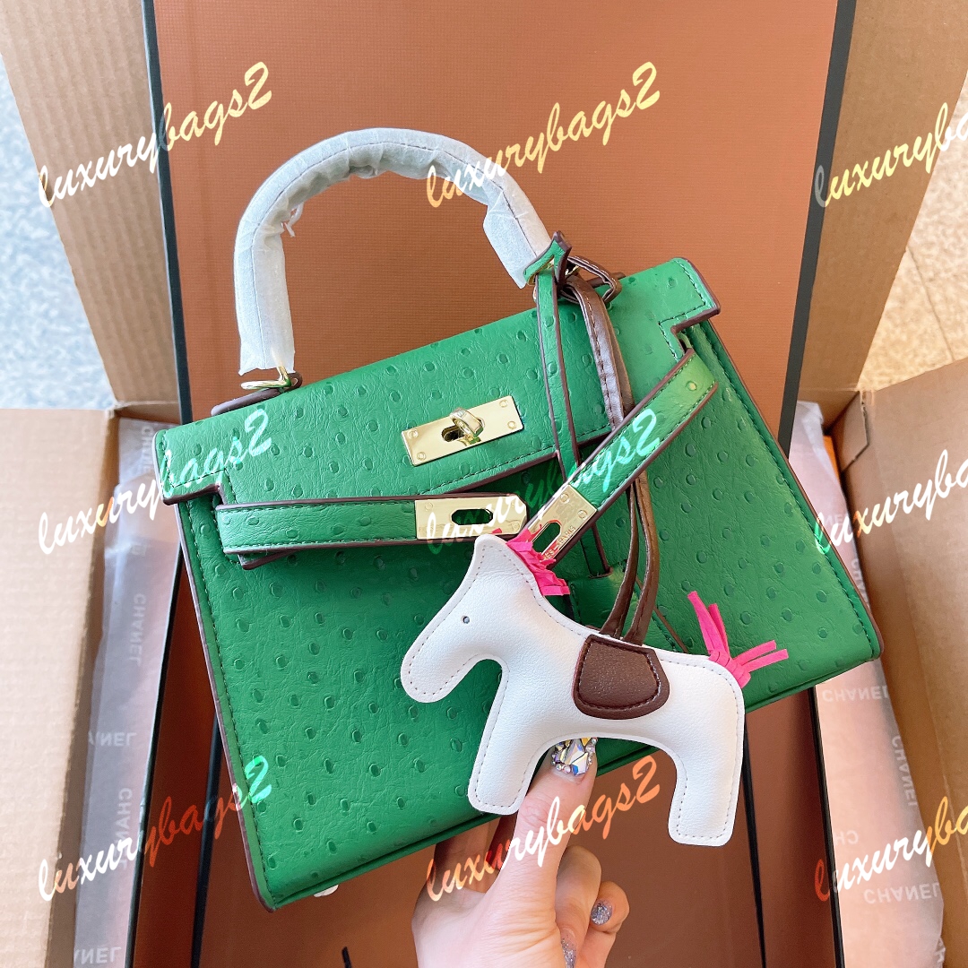 Luxury designer Handbags Shoulder Bags Genuine Leather Ostrich High Quality 7 Colors With Silk Scarf And Horse Decorations Women Hourglass Bag, Customize
Luxury designer Handbags Shoulder Bags Genuine Leather Ostrich High Quality 7 Colors With Silk Scarf And Horse Decorations Women Hourglass Bag, Customize