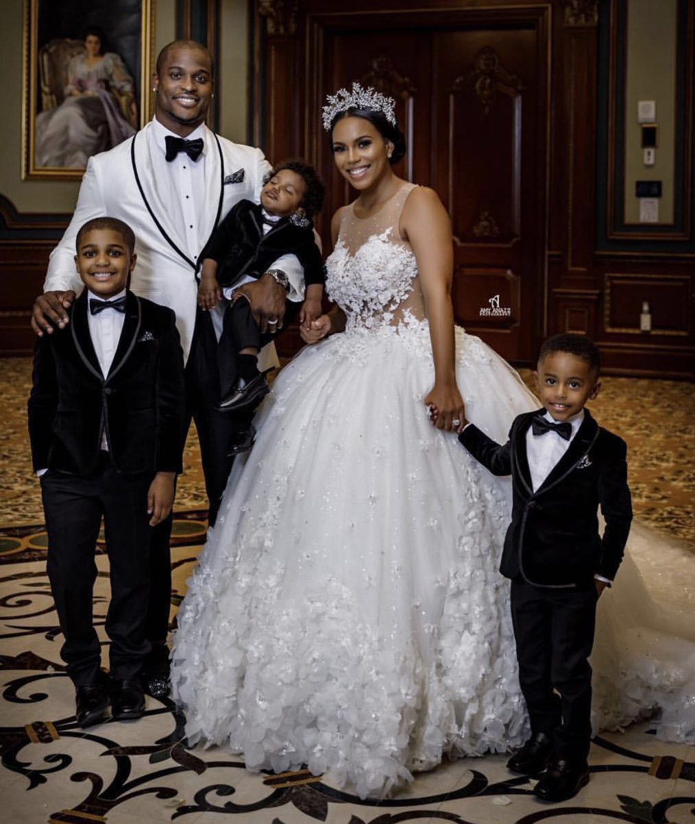 Luxury 3d Floral Appliques Ball Gown Wedding Dresses Romantic Flowers Illlusion Jewel Neck Sleeveless Chapel Castle Bridal Gowns Plus Size Bride Dress