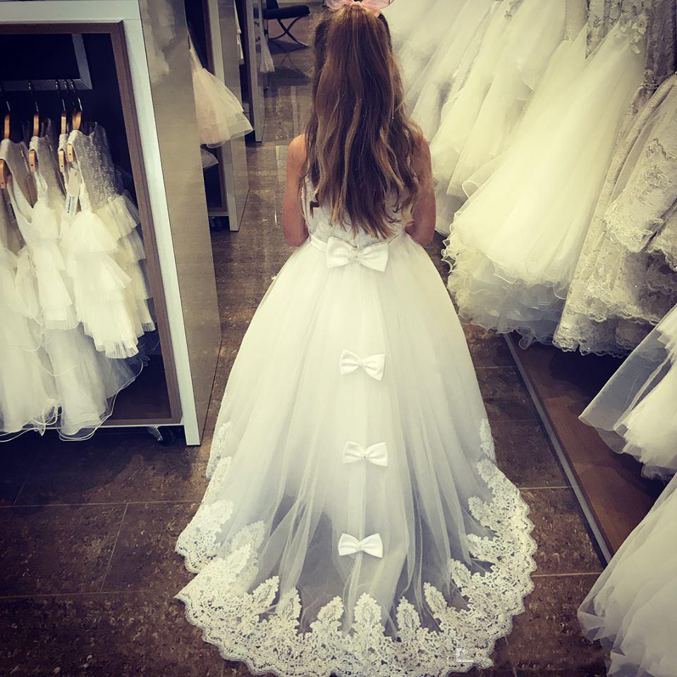 New Cute Jewel Neck Flower girls Dresses For Wedding Sleevesless Lace Appliqued Back Bow Sweep LengthFirst Cummunion Dresses