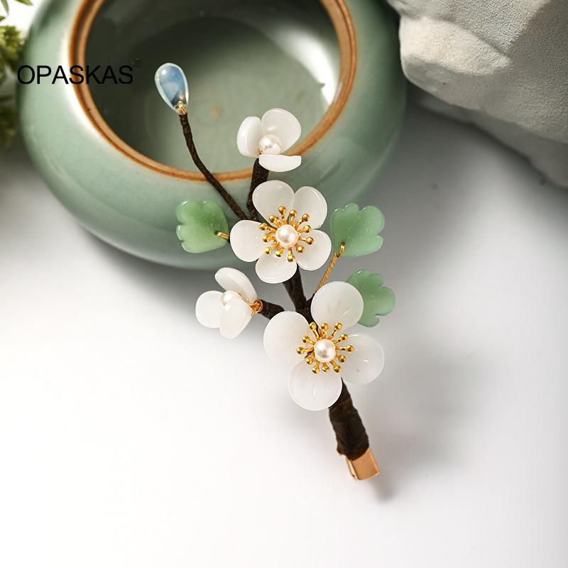 Hair Clips & Barrettes Fresh Hairpin Han Chinese Clothing Step Shake Side Clip Imitated Jade White Flower Coiled Antique Jewelry PT, Golden;silver
Hair Clips & Barrettes Fresh Hairpin Han Chinese Clothing Step Shake Side Clip Imitated Jade White Flower Coiled Antique Jewelry PT, Golden;silver