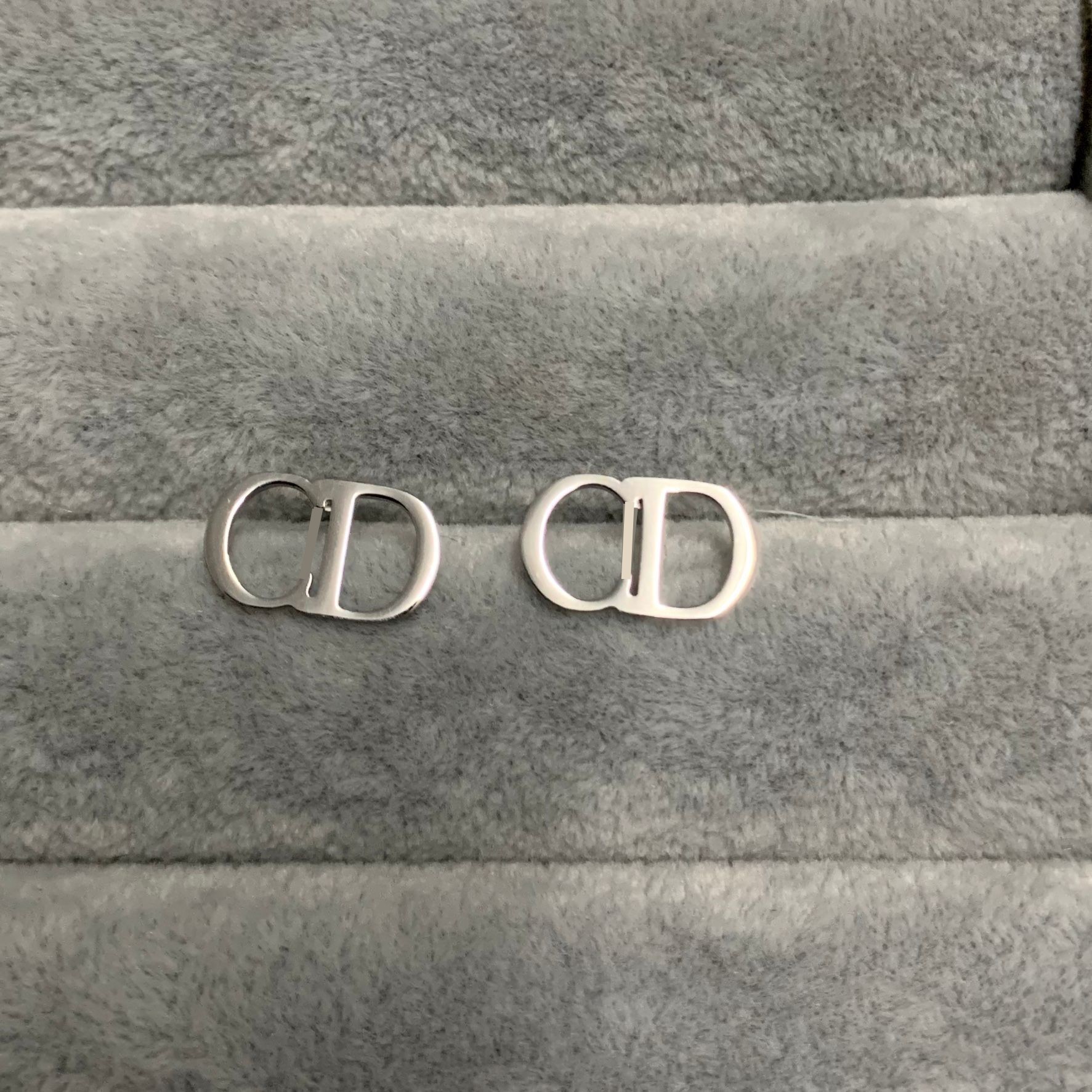 Never fade Extravagant jewelry men letter large small studs Classic design earrings 316L Stainless Steel silver elagant women stud earring Wholesale
Never fade Extravagant jewelry men letter large small studs Classic design earrings 316L Stainless Steel silver elagant women stud earring Wholesale