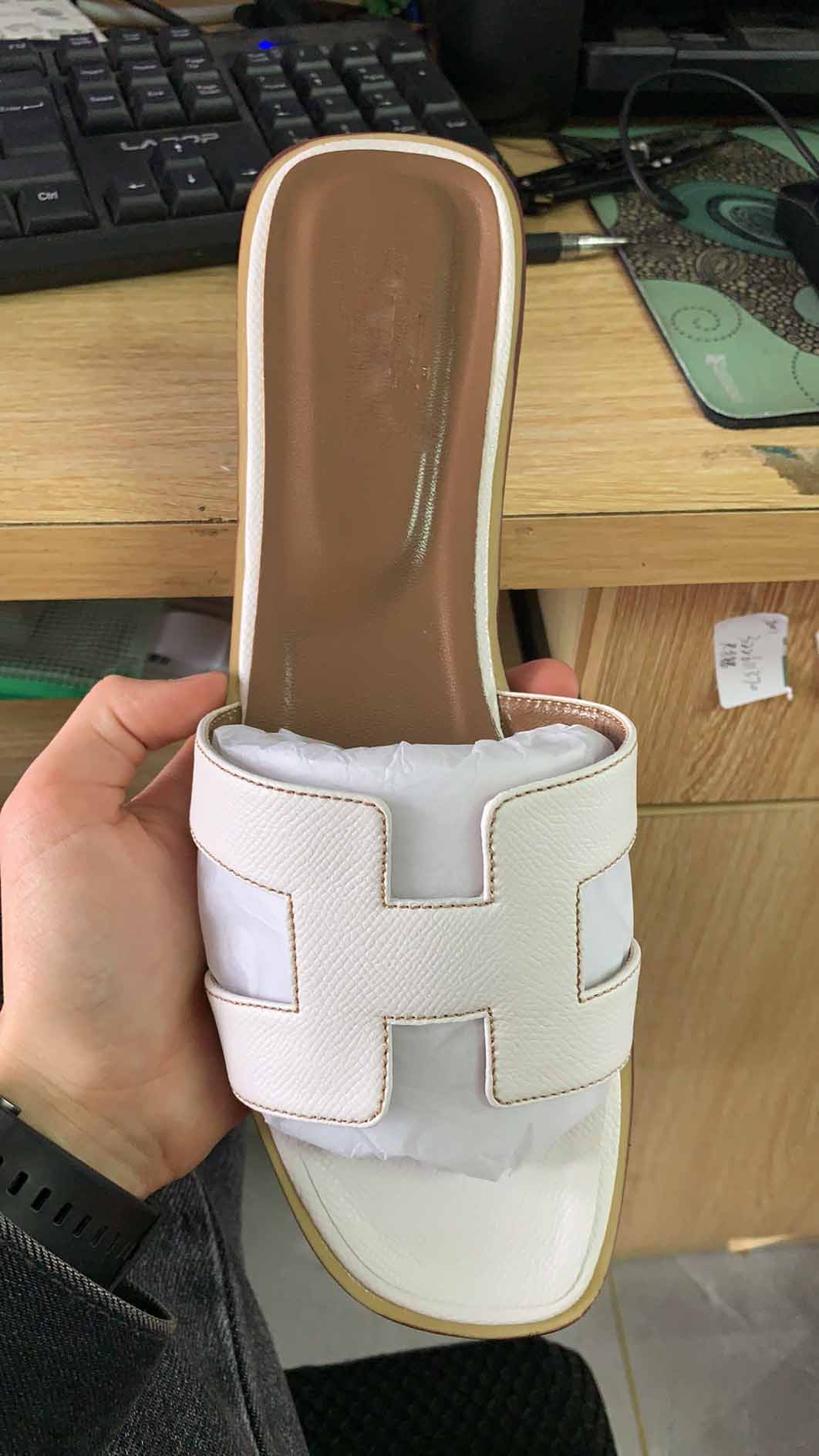 Designer Diamond casual shoe Man luxury Leather crystal woman sneaker platform Fashion pcv Thick bottom AlphabeticTravel Shoes
Designer Diamond casual shoe Man luxury Leather crystal woman sneaker platform Fashion pcv Thick bottom AlphabeticTravel Shoes