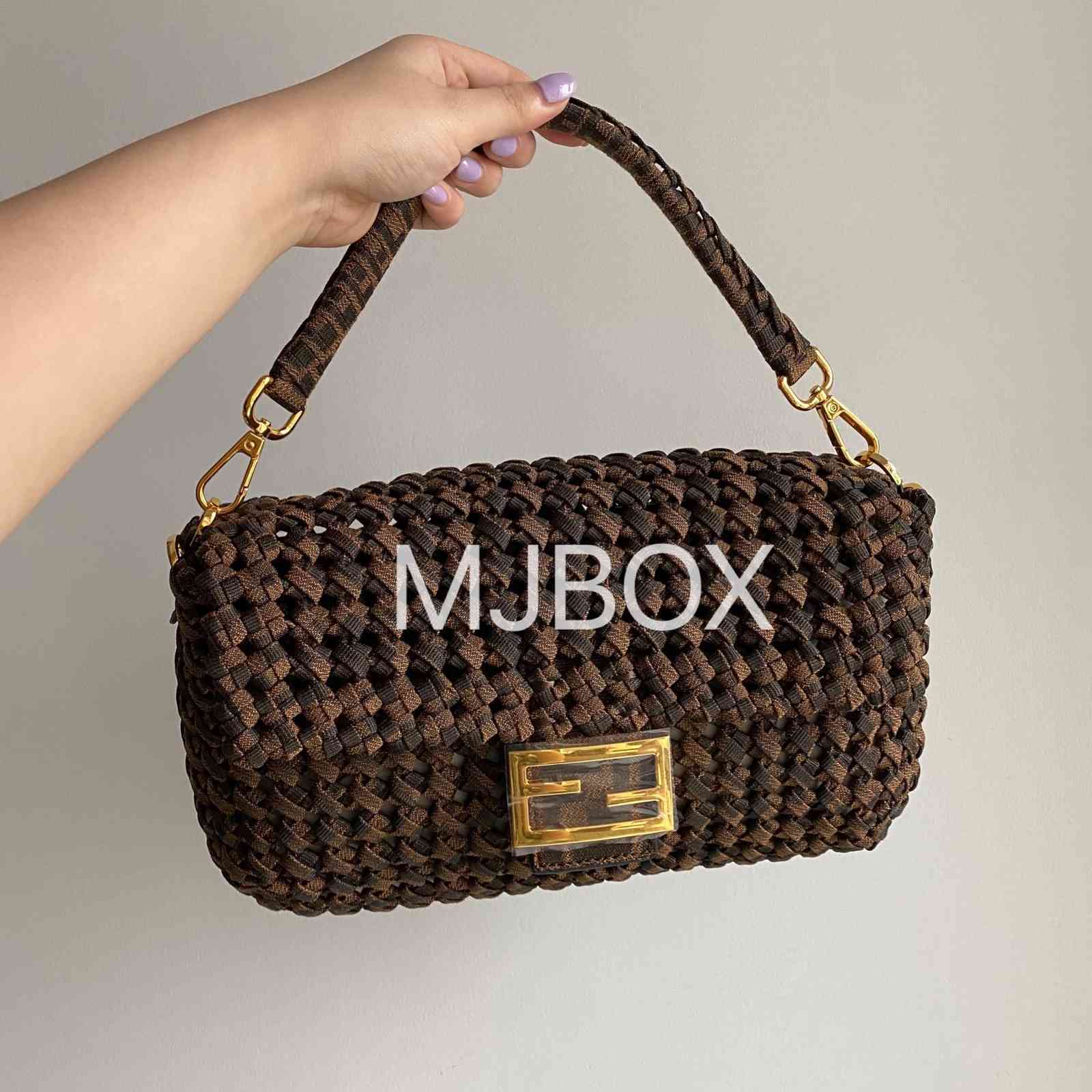 2021 spring and summer new FF pure weaving stick bag portable Crossbody flap letter hollow
2021 spring and summer new FF pure weaving stick bag portable Crossbody flap letter hollow