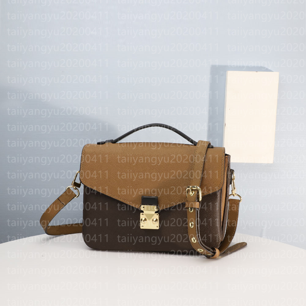 Luxurey Designer Messenger Bag For Lady Flower Decoration Leather Small Square Single Shoulder Bags Crossbody Package bags, 3-black embossing
Luxurey Designer Messenger Bag For Lady Flower Decoration Leather Small Square Single Shoulder Bags Crossbody Package bags, 3-black embossing