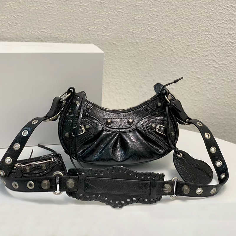 Fall new ladies le cagole luxury designer shoulder bag plied bag the messenger bag shape armpits with coin purse
Fall new ladies le cagole luxury designer shoulder bag plied bag the messenger bag shape armpits with coin purse