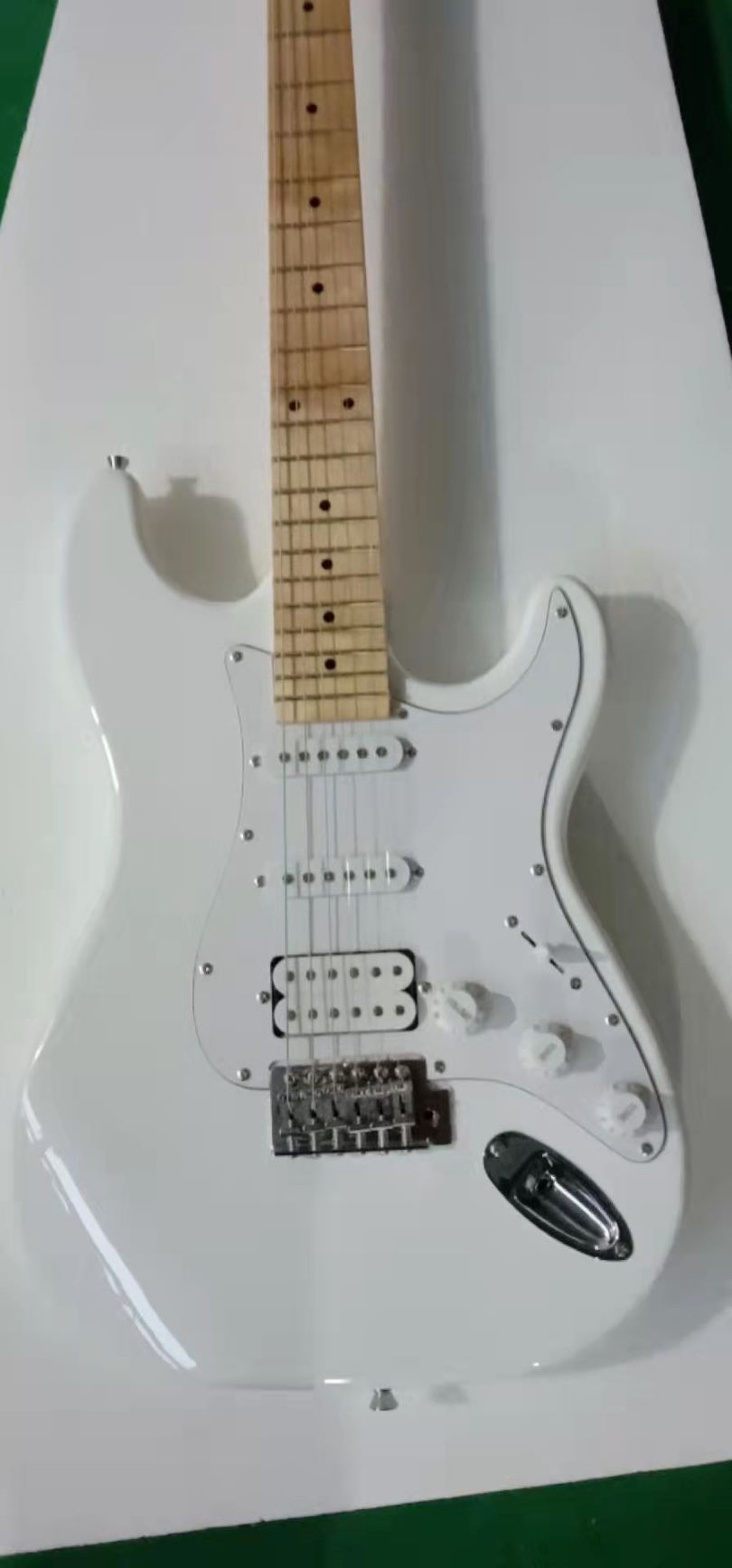 Electric Guitar ST Body Basswood Fingerboard Maple Pickup SSH With White Pick Guard Color White
Electric Guitar ST Body Basswood Fingerboard Maple Pickup SSH With White Pick Guard Color White