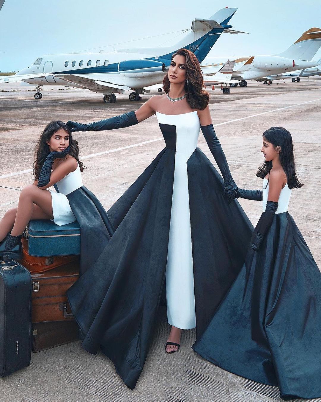 Elegant Black And White Mermaid Evening Dresses With Detachable Sleeves Overskirt Sweep Train Chic Bride Party Gowns Prom Dress Vestidos De Novia