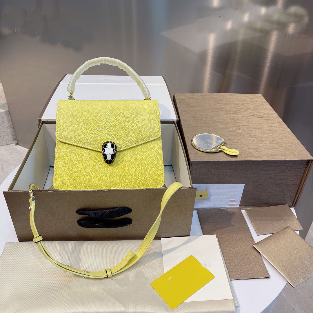 Brand multifunctional enamel hand bag, fish skin color one-shoulder handbag, fashion trend diagonal bags, free makeup mirror, gift box packaging
Brand multifunctional enamel hand bag, fish skin color one-shoulder handbag, fashion trend diagonal bags, free makeup mirror, gift box packaging