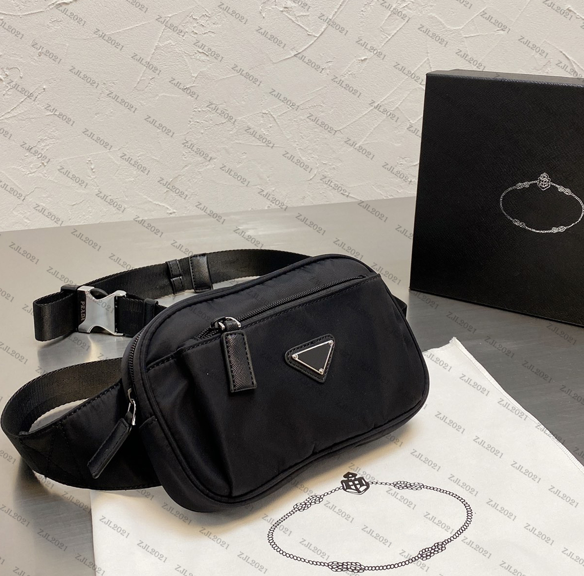 Women Luxurys Designers Bags 2021 fashion and leisure purse nylon cloth chest with wild trend Unisex
Women Luxurys Designers Bags 2021 fashion and leisure purse nylon cloth chest with wild trend Unisex