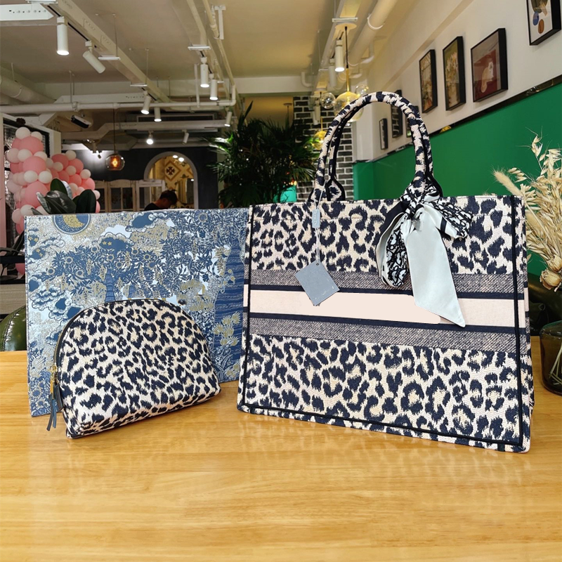 Tote Bag Designer Bags oversize Handbag Three-dimensional embroidery tiger purse luxury women handbags checker plaid flower Evening Party Shopping size 41 36, Color 13
Tote Bag Designer Bags oversize Handbag Three-dimensional embroidery tiger purse luxury women handbags checker plaid flower Evening Party Shopping size 41 36, Color 13