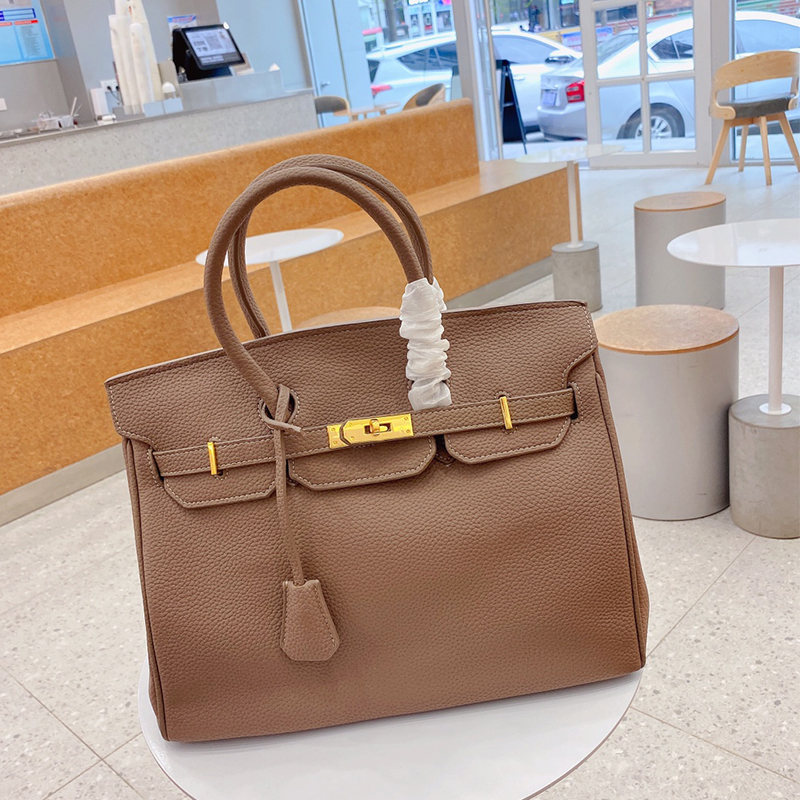 Platinum package totes cowhide leather brand original women hand bags 2021 imitation The large capacity tote classic fashion luxury designs clutch, Make up postage no bag
Platinum package totes cowhide leather brand original women hand bags 2021 imitation The large capacity tote classic fashion luxury designs clutch, Make up postage no bag