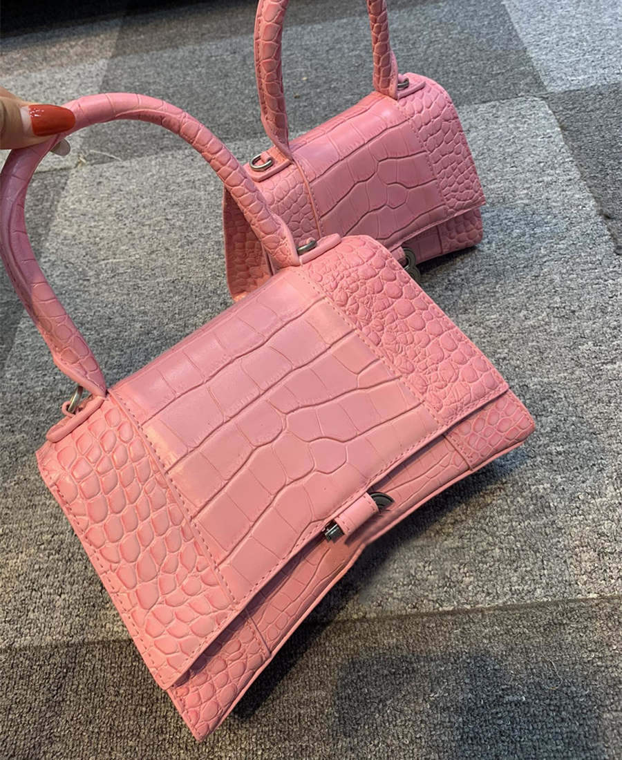 Fashion women shoulder bags Original hardware Unique logo Curved shape modeling Genuine Leather Chest pack lady Tote handbags presbyopic Hou
Fashion women shoulder bags Original hardware Unique logo Curved shape modeling Genuine Leather Chest pack lady Tote handbags presbyopic Hou